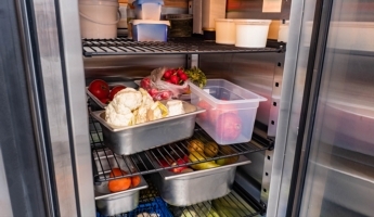 Does having less stuff in your commercial fridge make it colder?
